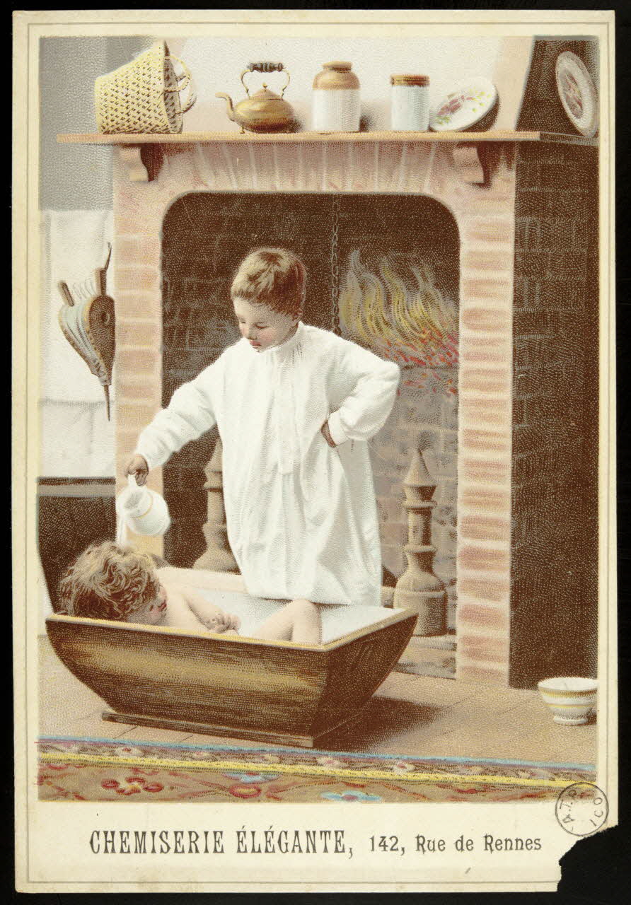 carte réclame Un garçon rince une fillette dans son bain 1975.3.210 Photo