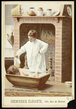 carte réclame Un garçon rince une fillette dans son bain 1975.3.210  Photo