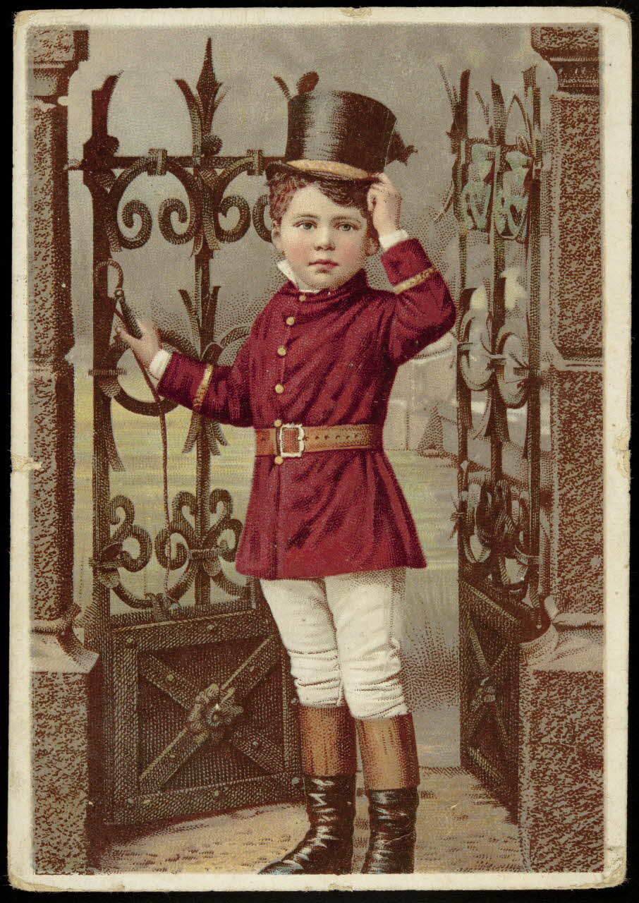 Léopold Verger carte réclame Jeune garçon, devant une grille, portant un chapeau haut de forme 1878-1914 1994.25.59 Photo