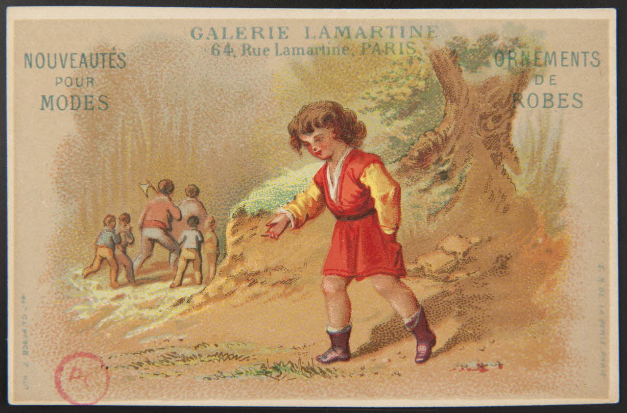 carte réclame Un garçonnet vêtu de rouge, la main dans une poche, reste à l'arrière d'un groupe d'enfants 1994.31.16.1 Photo