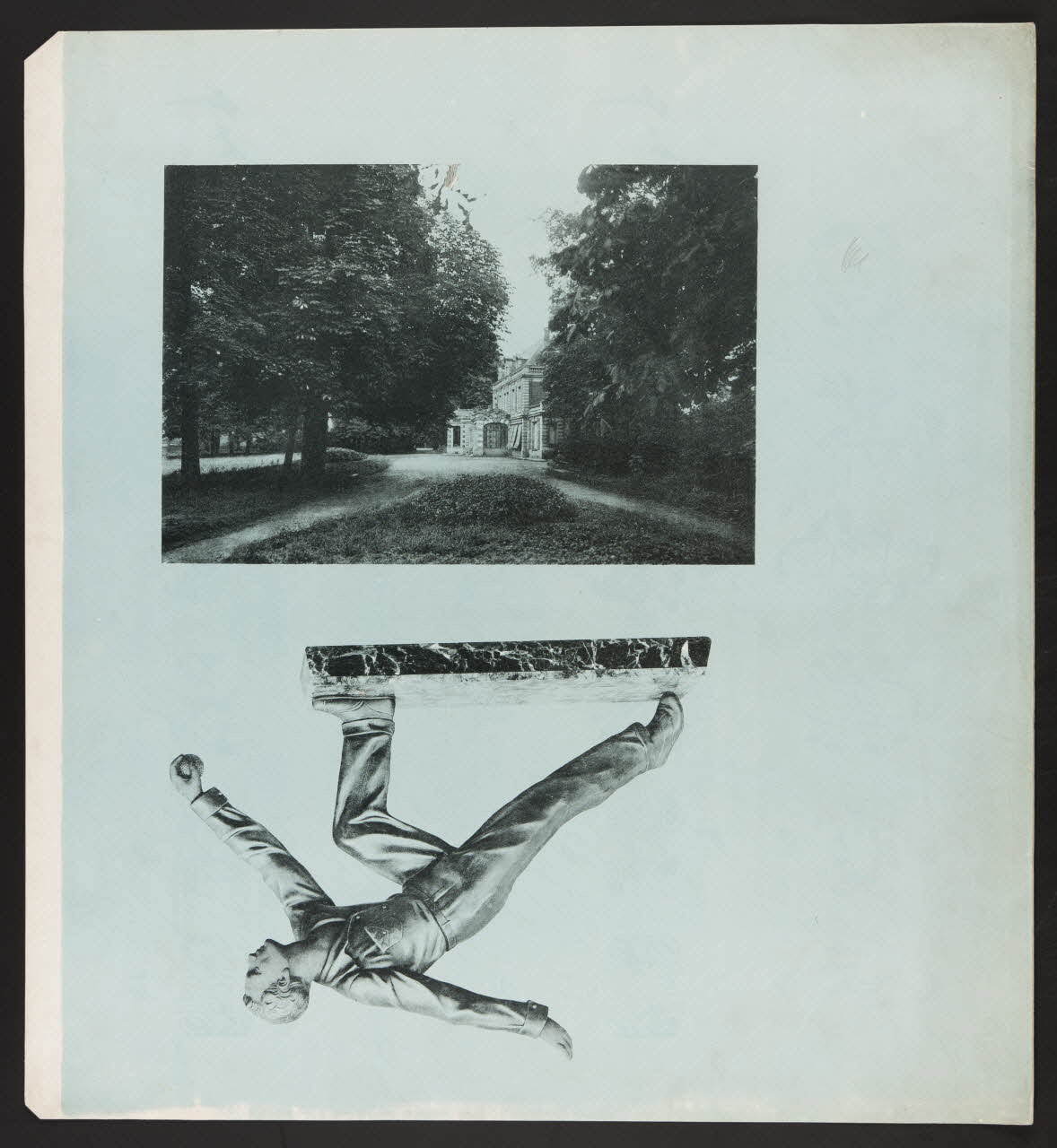 estampe Statue d'un joueur de pétanque et vue d'un bâtiment dans un parc 1967.185.1383 Photo