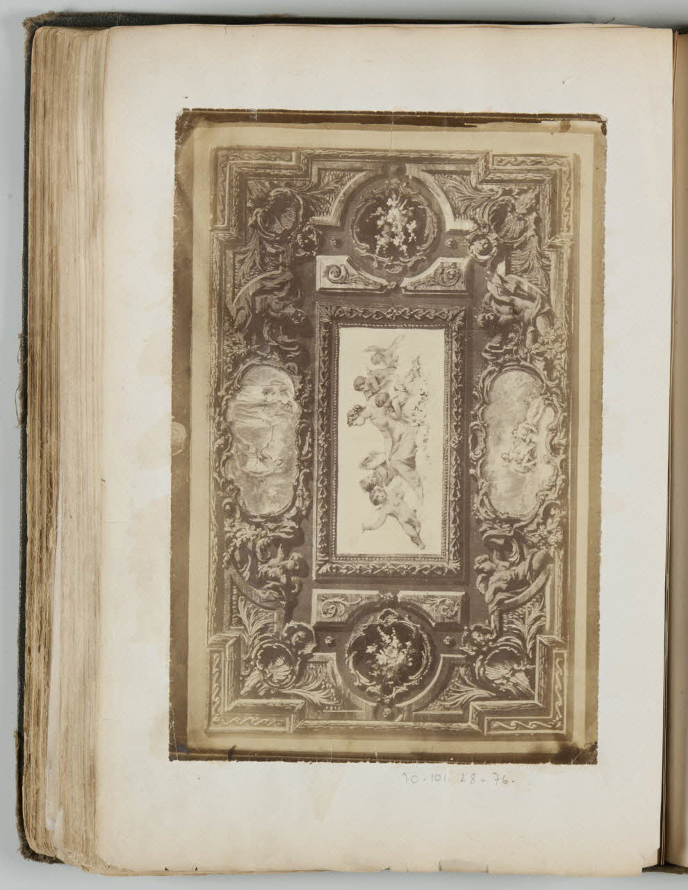 album Photographie d'un décor de plafond 1970.101.28.76 Photo