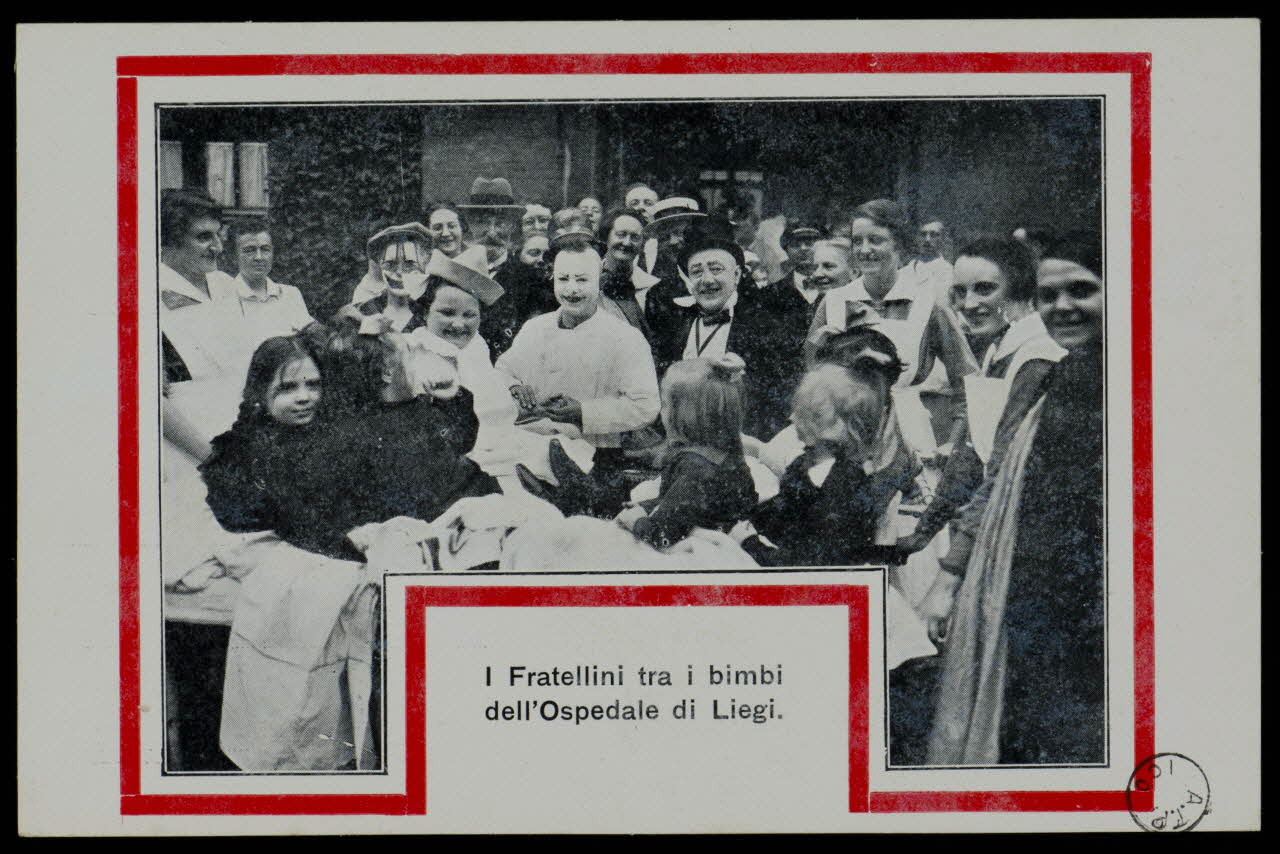 estampe I Fratellini tra i bimbi  dell'Ospedale di Liegi. 1970.49.144 Photo