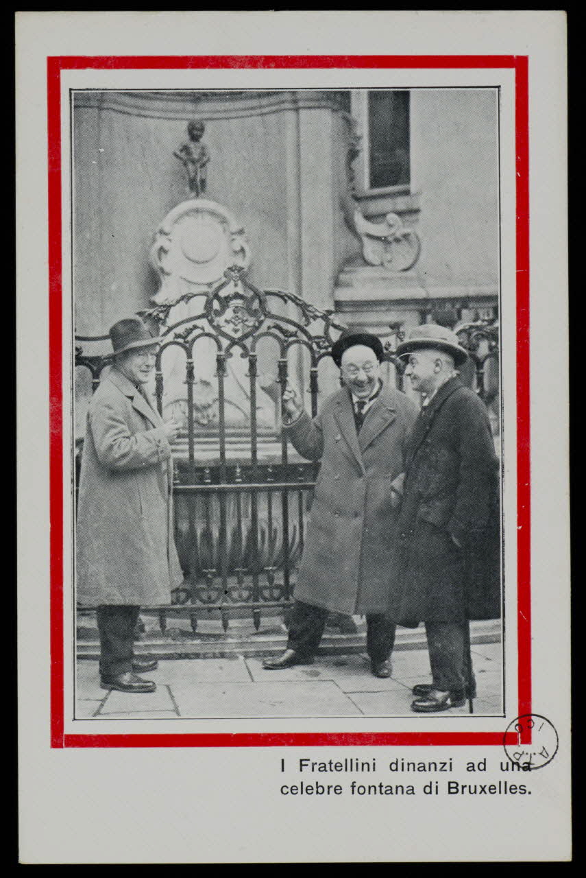 estampe I Fratellini dinanzi ad una  celebre fontana di Bruxelles. 1970.49.145 Photo
