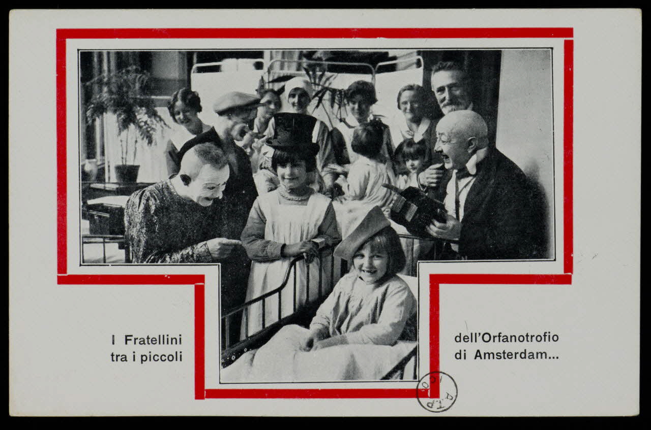 estampe I Fratellini  tra i piccoli  dell'Orfanotrofio  di Amsterdam... 1970.49.148 Photo