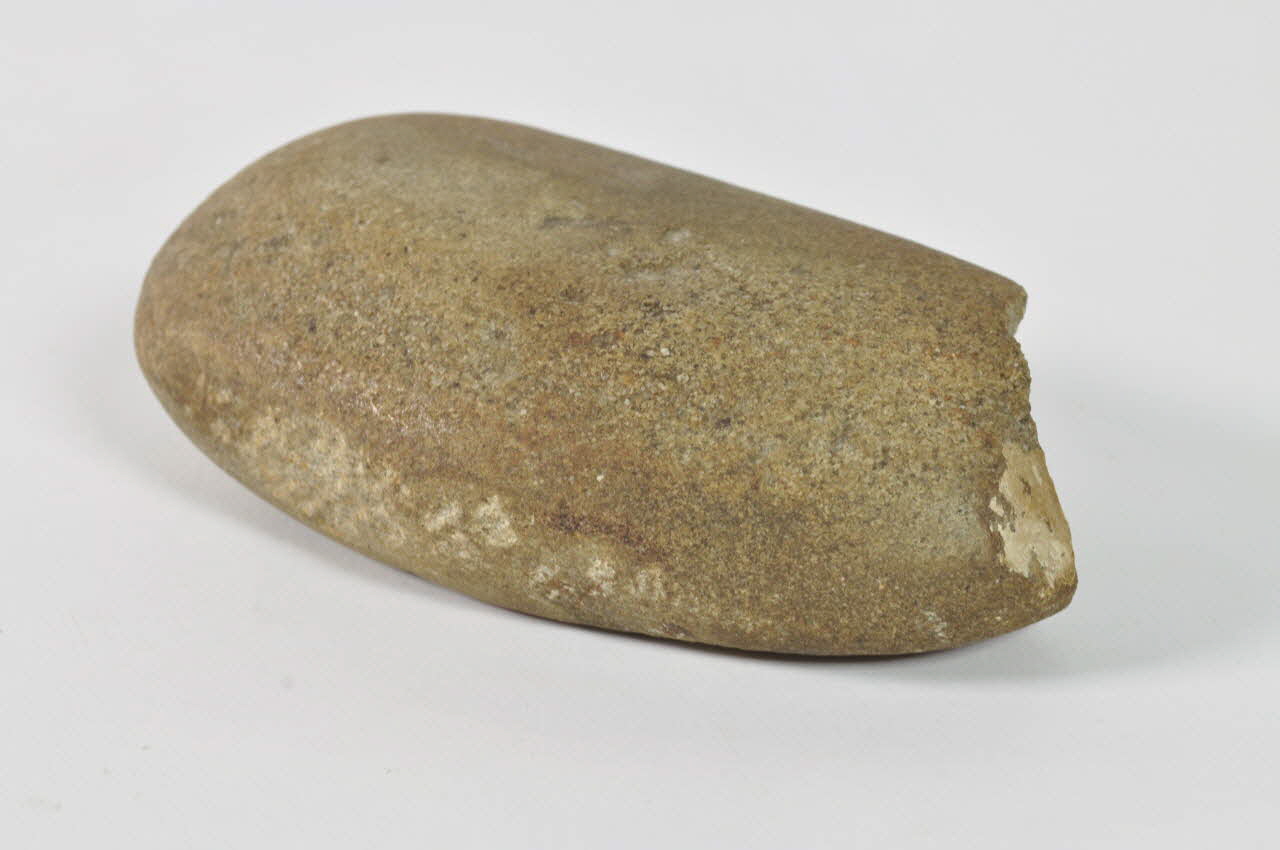 GALET DE CASSEUSE D'AMANDES cachet Provence-Alpes-Côte d'Azur, France 1911 1965.47.10 Photo Mucem