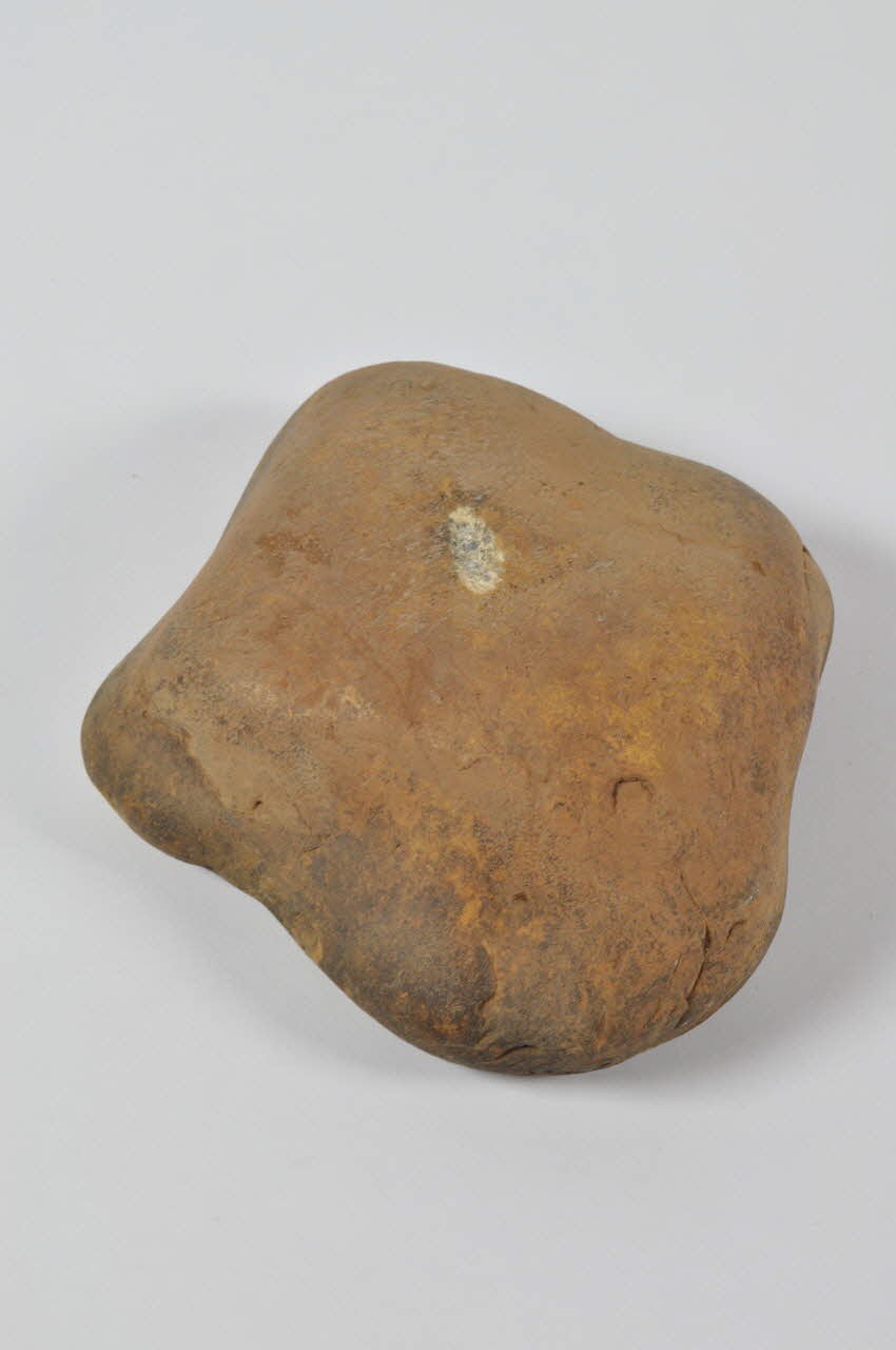 GALET DE CASSEUSE D'AMANDES code 1965.47.17 Photo Mucem