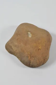 GALET DE CASSEUSE D'AMANDES code 1965.47.17  Photo Mucem