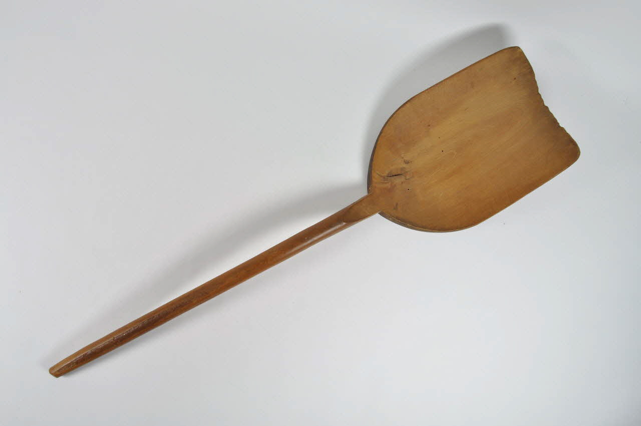 PELLE DE CASSEUSE D'AMANDES palo de bos 1965.47.18 Photo Mucem