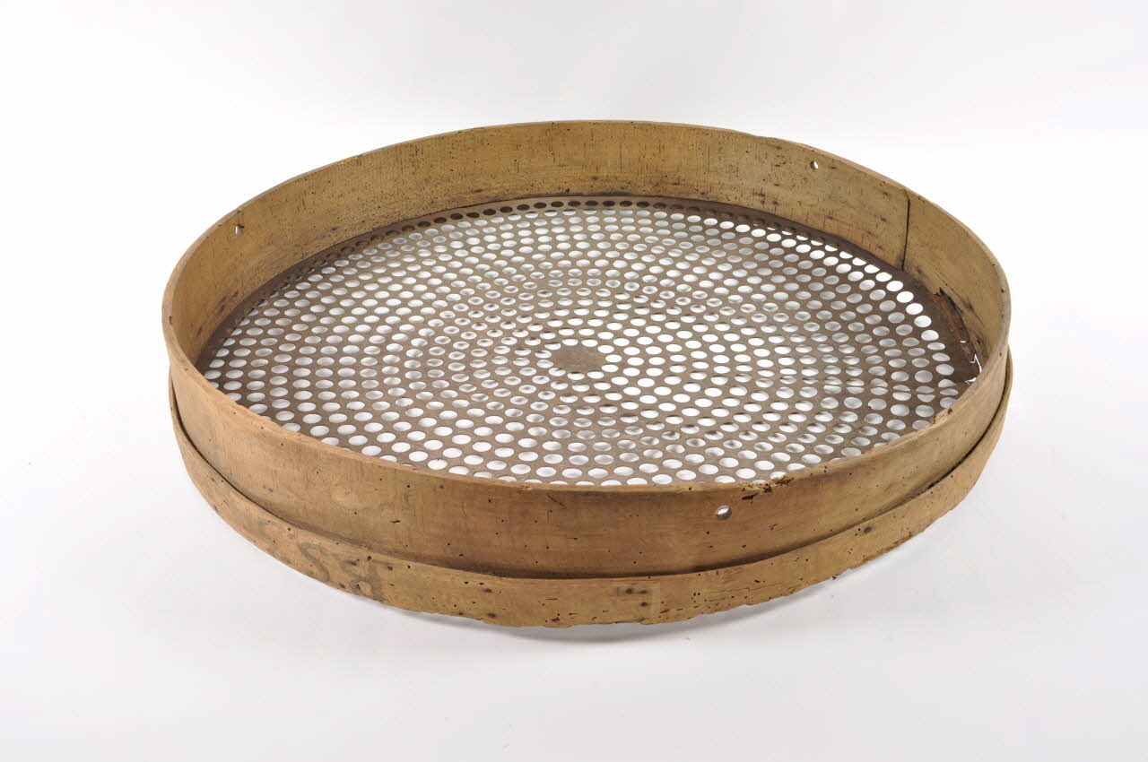 crible de casseuse d'amandes drai 1965.47.20 Photo Mucem