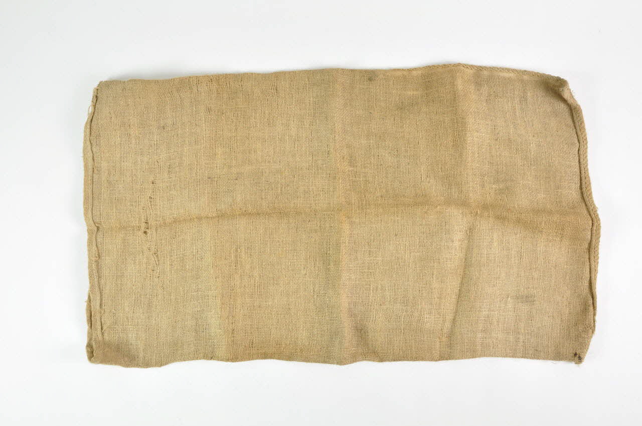SAC DE CASSEUSE D'AMANDES saco 1965.47.4 Photo Mucem