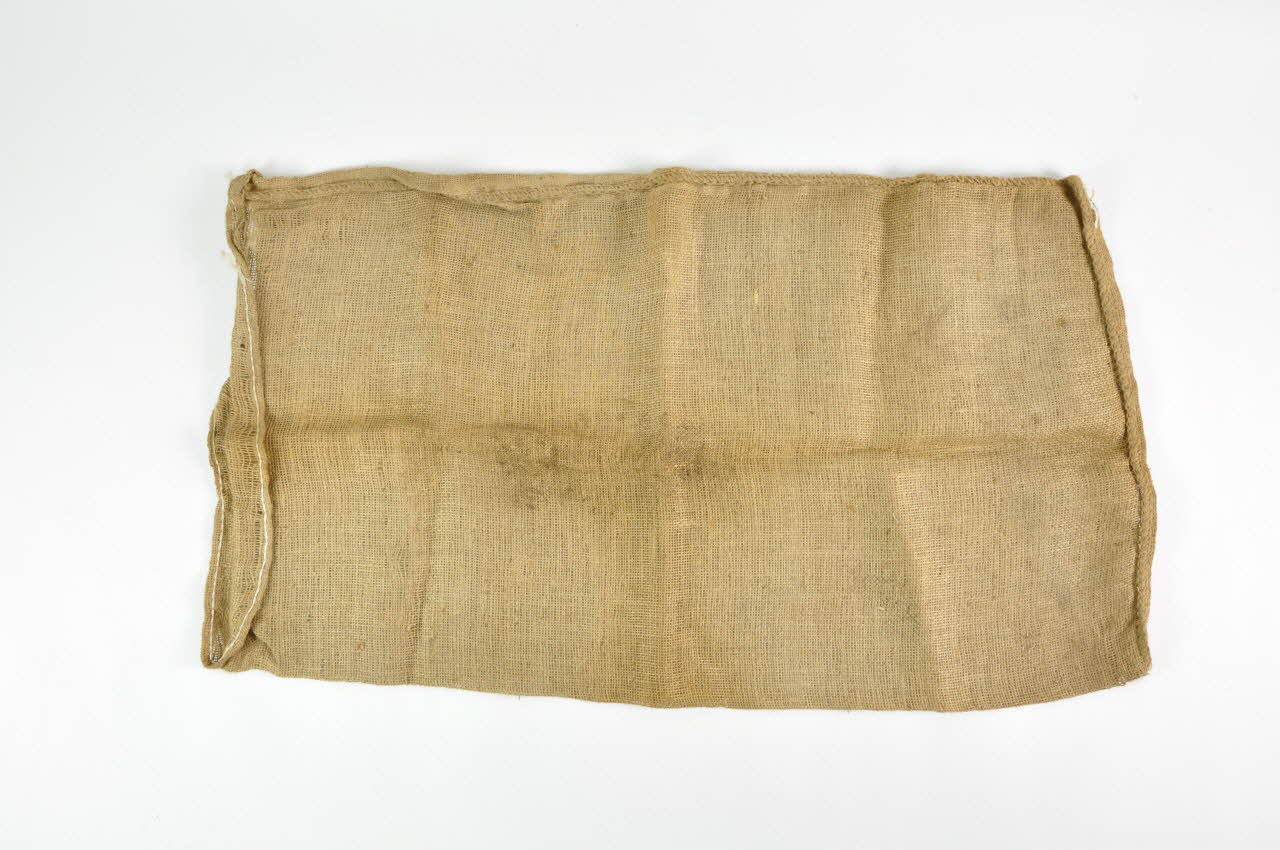 SAC DE CASSEUSE D'AMANDES saco 1965.47.5 Photo Mucem