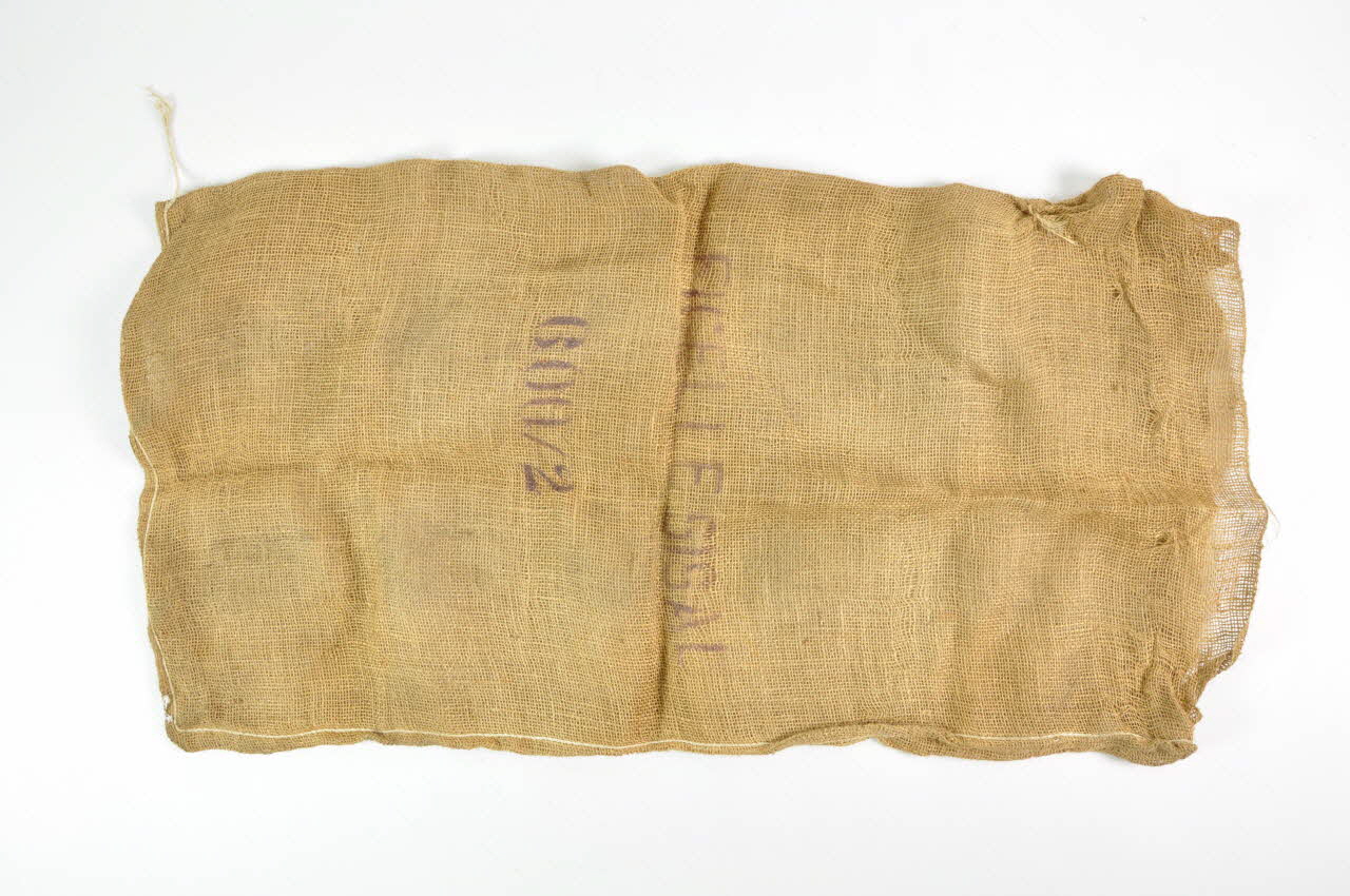 SAC DE CASSEUSE D'AMANDES saco 1965.47.7 Photo Mucem
