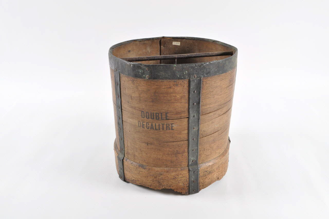 DOUBLE-DECALITRE DE CASSEUSE D'AMANDES calibre 1965.47.8 Photo Mucem
