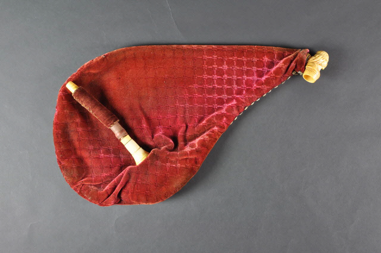 réservoir de cornemuse cabrette à soufflet 1965.50.243.1.1-2 Photo Mucem