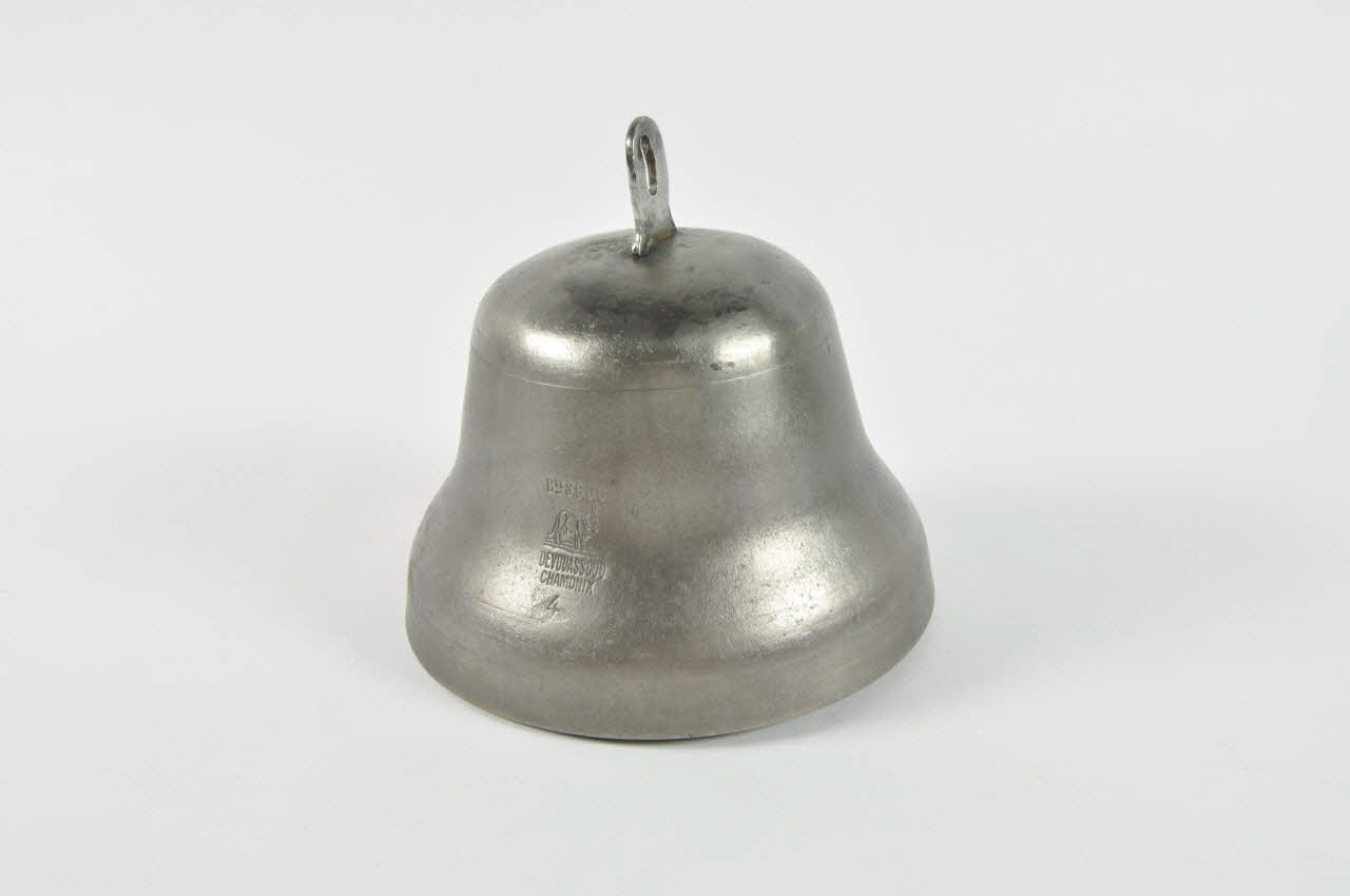 CLOCHE ET COLLIER 1966.66.145.1 Photo Mucem
