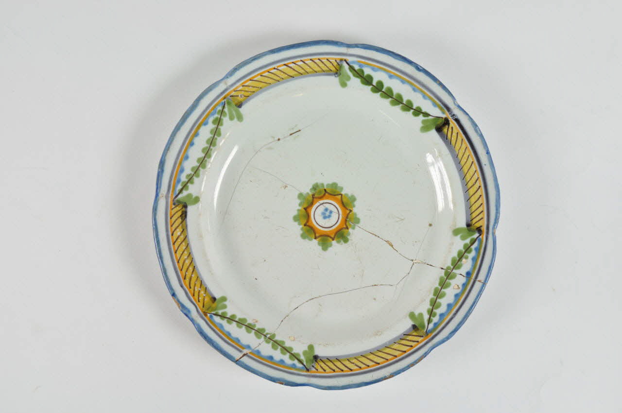 assiette plate Picardie, France 1775-1825 1932.7.2 Photo Mucem