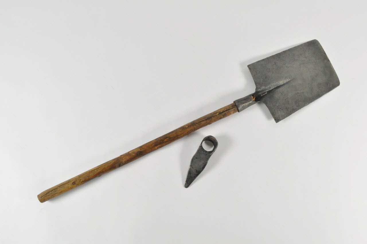 François Porte pelle-bêche Auvergne, France 1900 1966.66.94 Photo Mucem