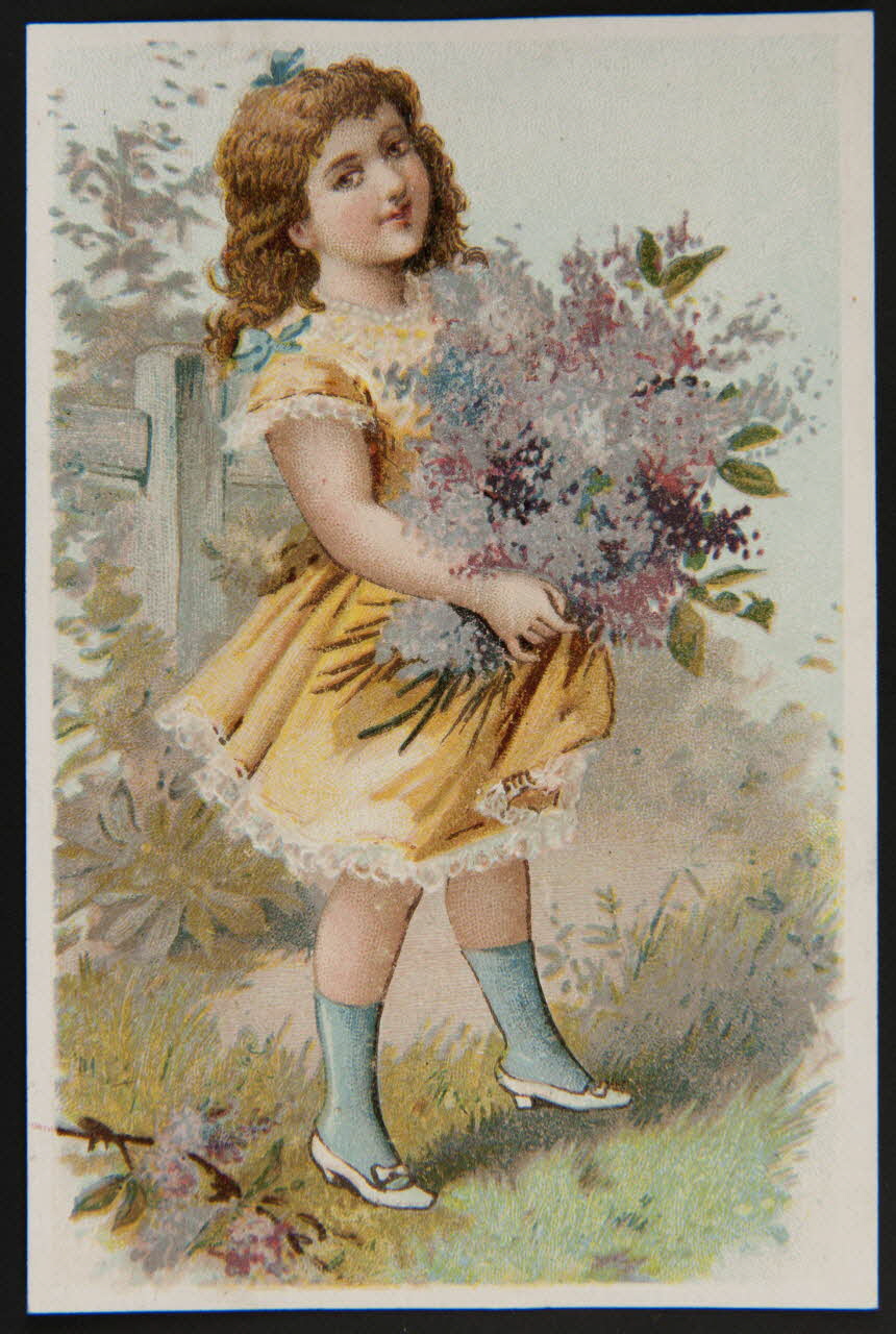 Carte réclame Fillette portant un gros bouquet de fleurs violettes 1996.40.1642.3 Photo