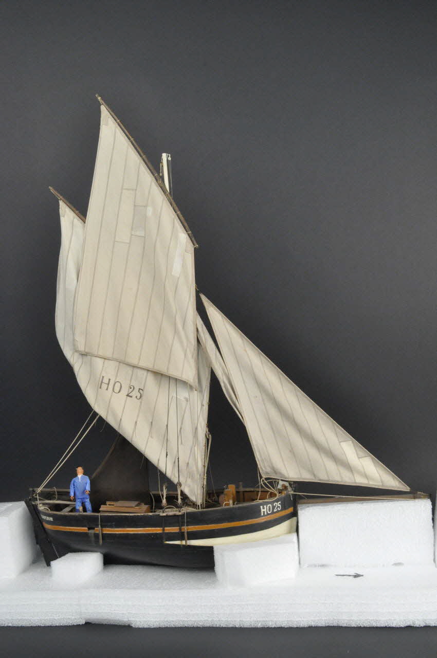 Michel Charpentier maquette de bateau Plate de Honfleur Centre, France 1966 1966.92.2 Photo Mucem