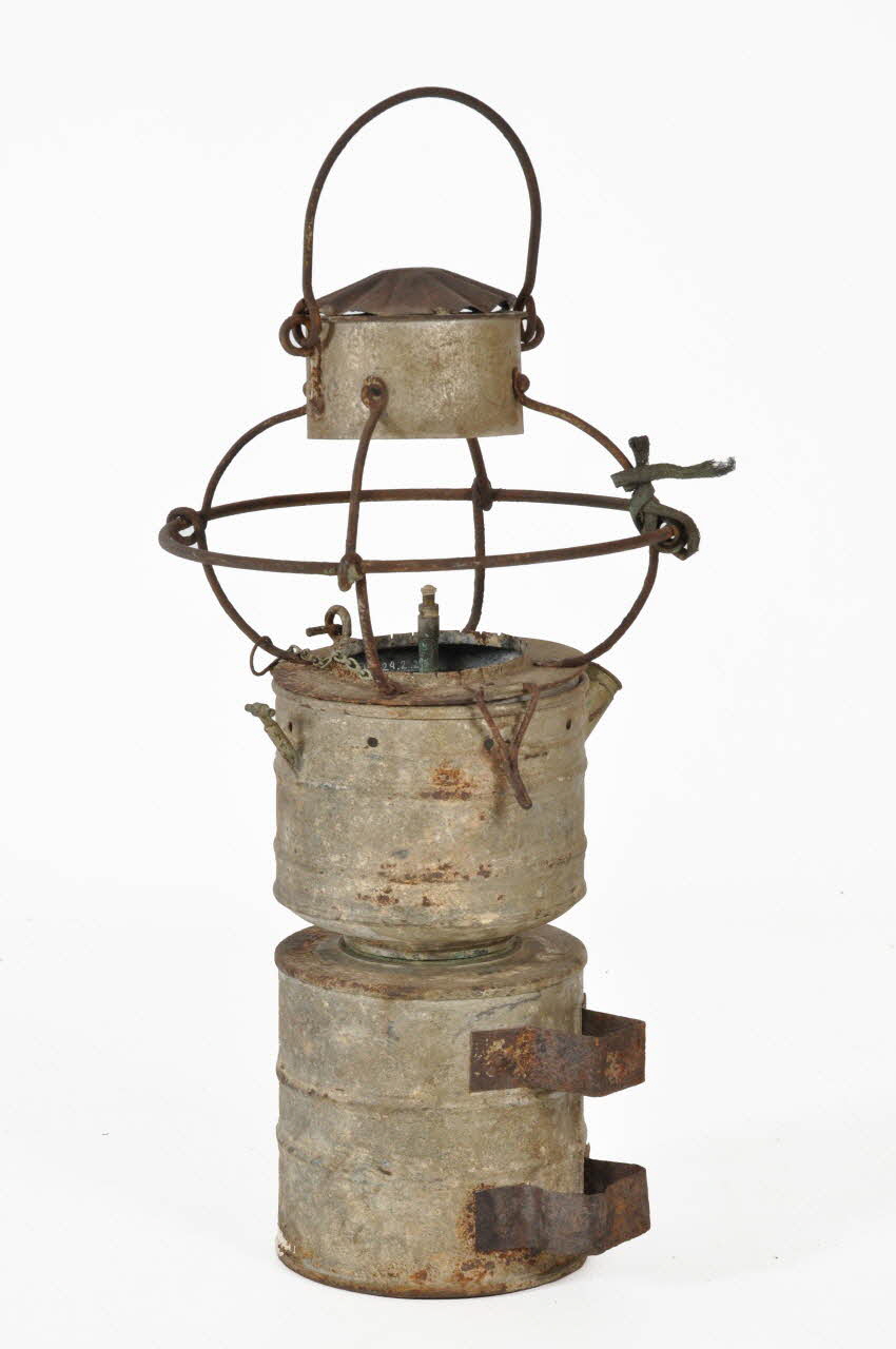 LAMPE A CARBURE 1967.150.24.2.1-2  Photo Mucem