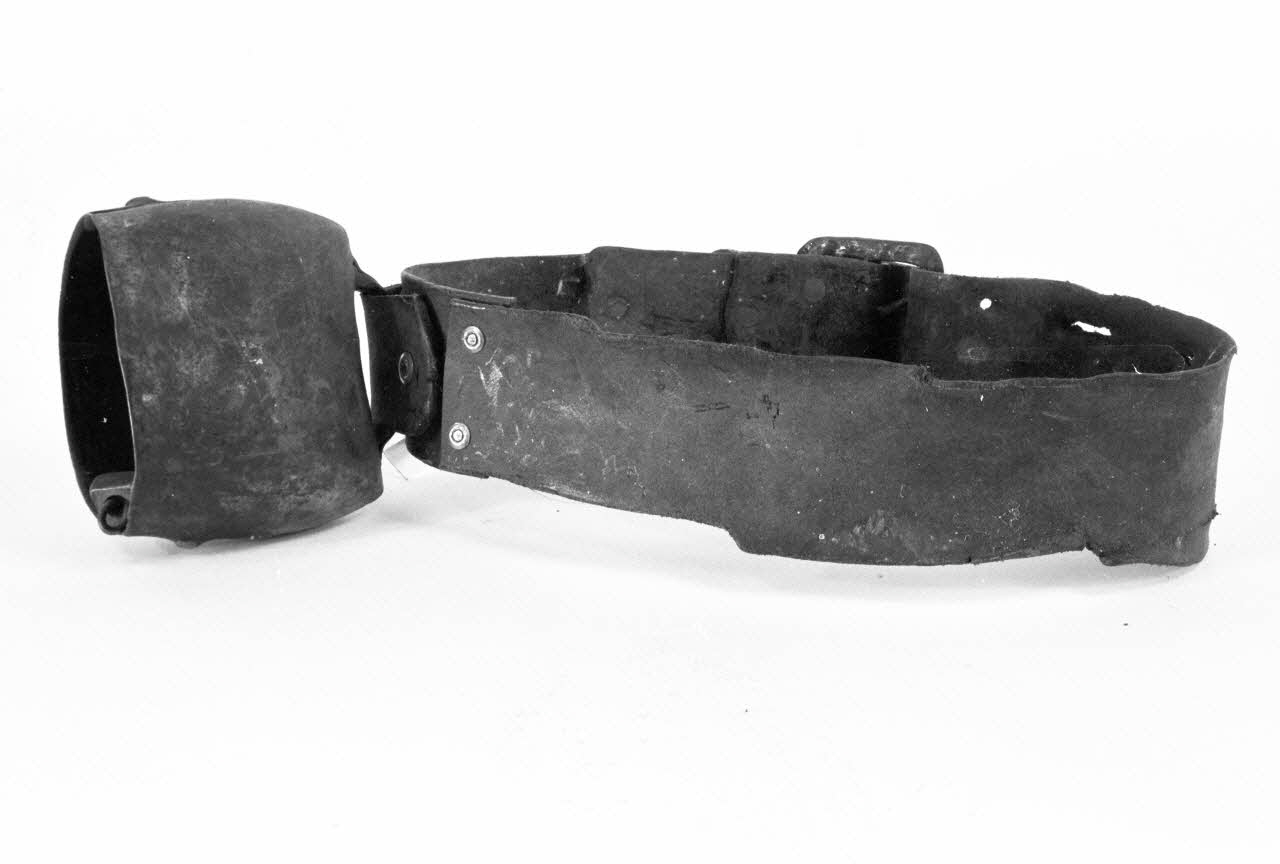 COLLIER ET CLOCHE 1930 1973.80.3 Photo