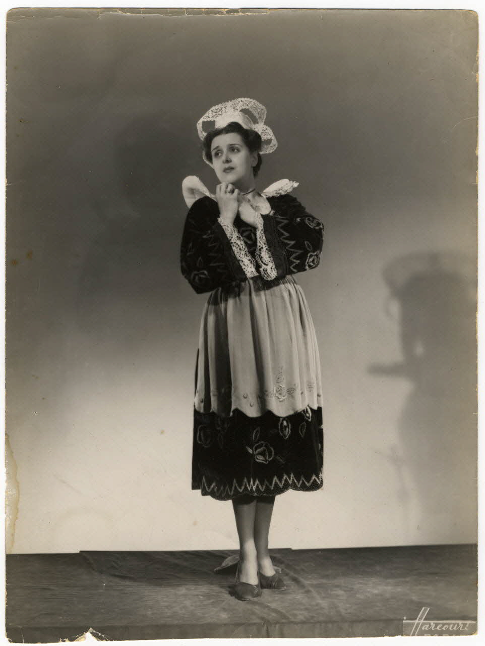 Harcourt (Paris) photographie Lucile Avisse (1916-1996), ancienne élève du Conservatoire national de musique de Paris, en costume de scène breton Ile-de-France, France 1943/6/30 1997.2.8 Photo