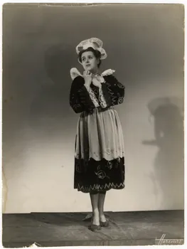 Harcourt (Paris) photographie Lucile Avisse (1916-1996), ancienne élève du Conservatoire national de musique de Paris, en costume de scène breton Ile-de-France, France 1943/6/30 1997.2.8 Photo