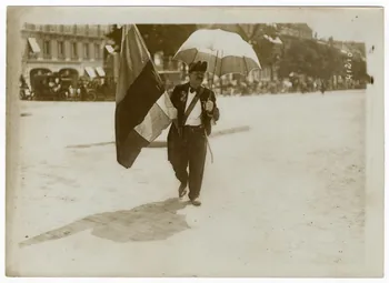 Rol (Paris) photographie 14 juillet 1914. Revue du 14 juillet. un patriote original au retour de la revue de Longchamp Ile-de-France, France 1914/7/14 1997.27.3.14 Photo