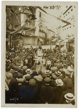 Rol (Paris) photographie 14 juillet 1914. Réjouissances publiques dans Paris pour la fête nationale. Un gymnaste qui remporte lui aussi son petit succès auprès du public Ile-de-France, France 1914/7/14 1997.27.3.15 Photo