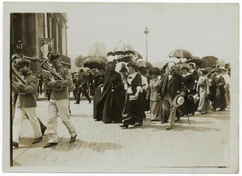 Meurisse (Paris) photographie Paris 12 juillet 1914. La ligue des patriotes devant la statue de Strasbourg. On remarque, en grand deuil, la sœur de Monsieur Deroulède, l'ancien président décédé de la Ligue des Patriotes Ile-de-France, France 1914/7/12 1997.27.3.17 Photo