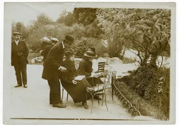 Meurisse (Paris) photographie Paris 10 mai 1914. Cours de dessin en plein air. Un ingénieux professeur conduit touetes les semaines ses élèves dans les jardins parisiens et leur fait prendre des leçons sur nature. Nos photos ont été prises au parc Montsouris. Ce professeur modern Style a de nombreux élèves. Ile-de-France, France 1914/5/10 1997.27.3.18 Photo
