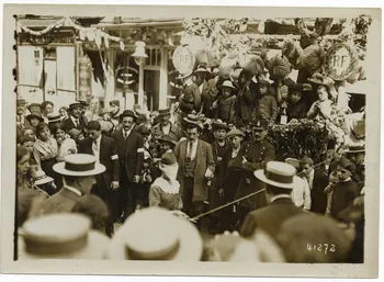 Rol (Paris) photographie 14 juiillet 1914. Réjouissances publiques à Paris. Fêtes enfantines. La course aux ciseaux pour fillettes Ile-de-France, France 1914/7/14 1997.27.3.19 Photo