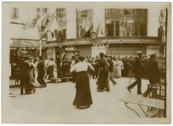 Rol (Paris) photographie 14 juillet 1914. Réjouissement dans Paris pour la fête nationale. Vue générale d'un des carrefour transformé en bal avec orchestre modern style Ile-de-France, France 1914/7/14 1997.27.3.3 Photo