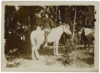 Rol (Paris) photographie 14 juillet 1914. Après la revue de Longchamp, tout à chacun a recherché dans le bois l'ombre bienfaisante. En voici un qui se repose d'une façon assez originale Ile-de-France, France 1914/7/14 1997.27.3.8 Photo