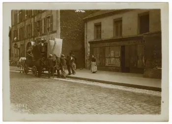 Rol (Paris) photographie 20 août (?) 1914. les expulsés du 172 de la rue de Vanves Ile-de-France, France 1914/8/20 1997.27.3.9 Photo