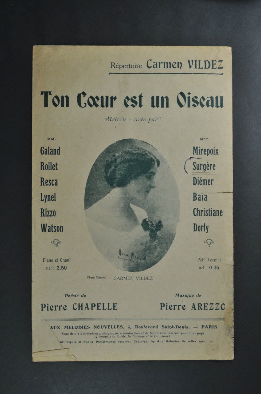 Pierre Chapelle ; Pierre Arezzo ; Carmen Vildez ; Aux Mélodies Nouvelles chanson petit format Île-de-France, France 1912 1966.193.1 Photo Mucem