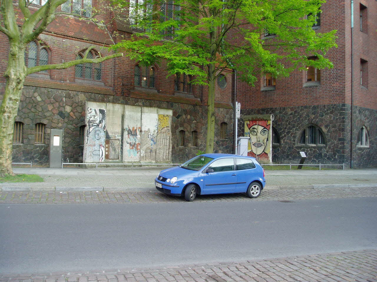 Catherine Homo-Lechner photographie MuCEM. Mission de Catherine Homo-Lechner en Allemagne pour le transport du fragment du mur de Berlin acquis par le musée (2009) Etat fédéré de Berlin, Allemagne 2009/4/24 PHT.2011.5.70 Photo