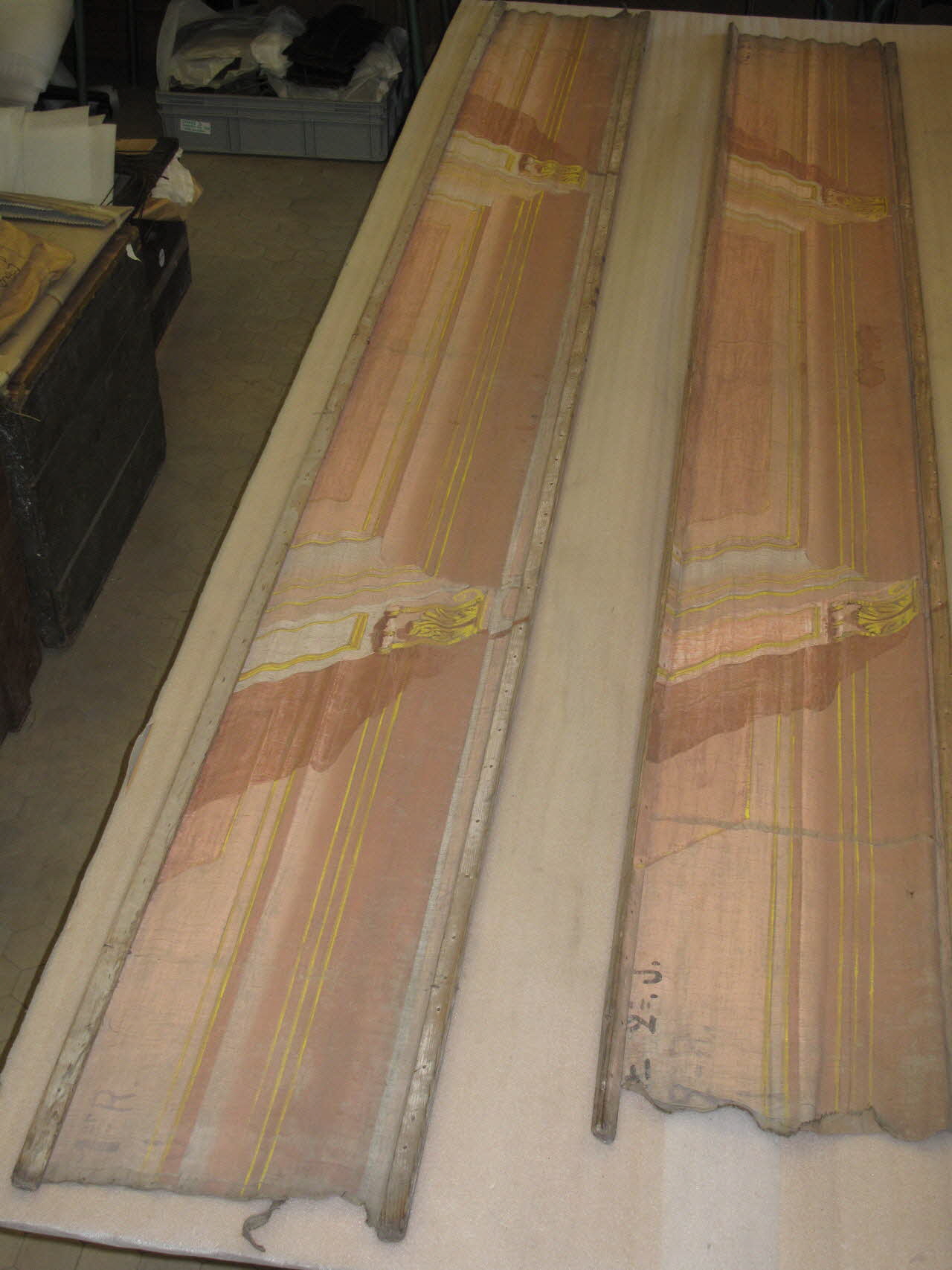 décor de théâtre de marionnettes 1956.127.170.1-2 Photo