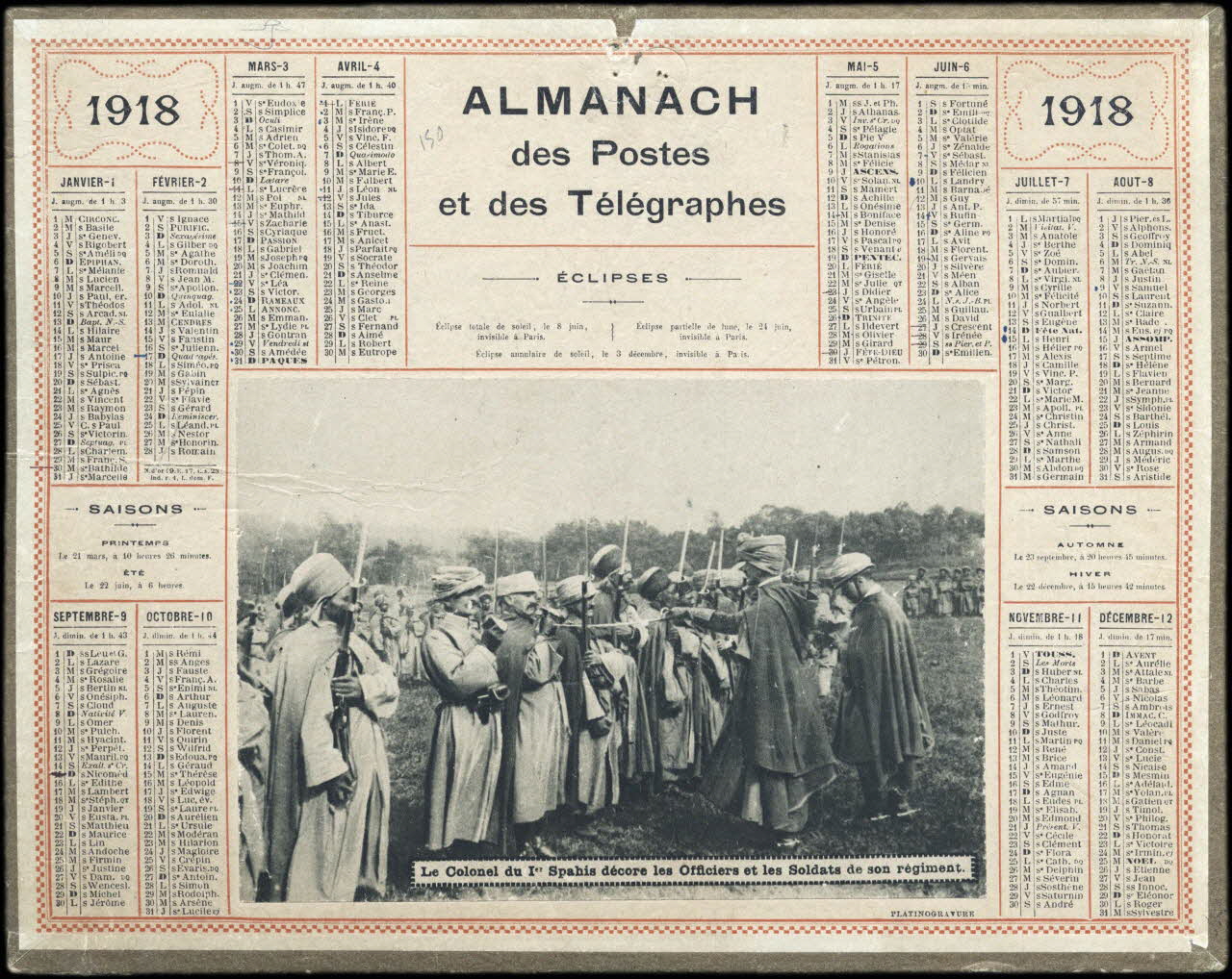 calendrier 1918  ALMANACH  des Postes  et des Télégraphes  Le Colonel du Ier Spahis décore les officiers et les soldats de son régiment 1918 1993.2.413 Photo