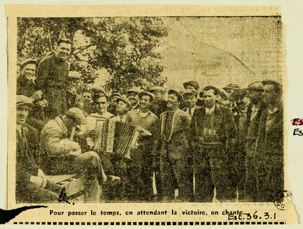 ensemble factice (11) Pour passer le temps, en attendant la victoire, on chante. Paris 1936 1936.3.1 Photo
