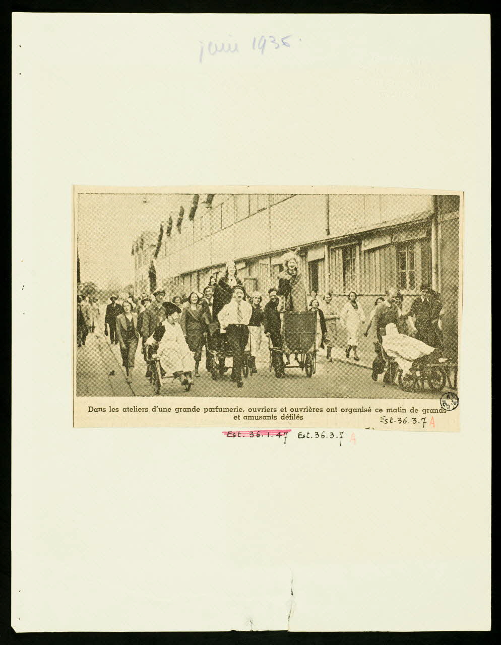 imprimé Dans les ateliers d'une grande parfumerie, ouvriers et ouvrières ont organisé ce matin de grands et amusants défilés Paris 1936 1936.3.7 Photo