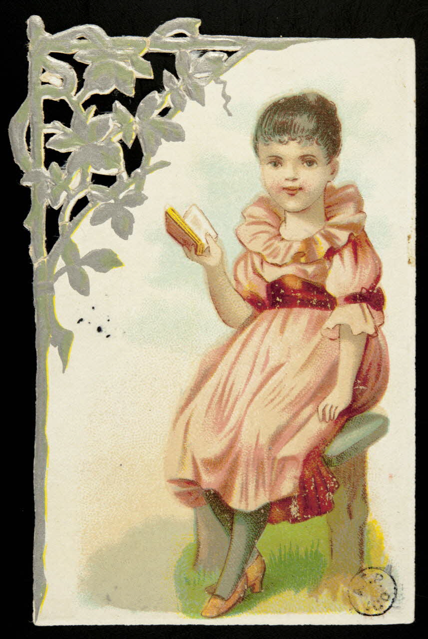 carte réclame Petite fille avec un livre à la main. 1942.26.291 Photo