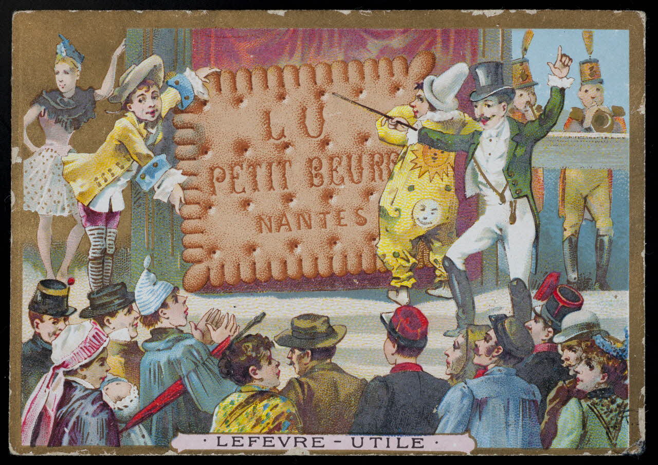 carte réclame Sur une scène, un homme présente, avec des clowns, un biscuit LU géant à une foule de spectateurs. 1942.26.39 Photo Mucem