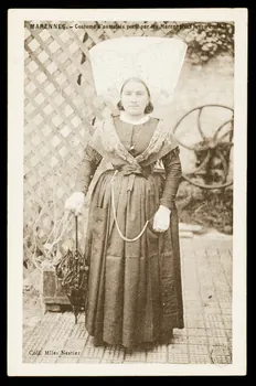 estampe MARENNES.- Costume d'autrefois porté par les Marennaises jusqu'en 1875 1943.25.1 Photo