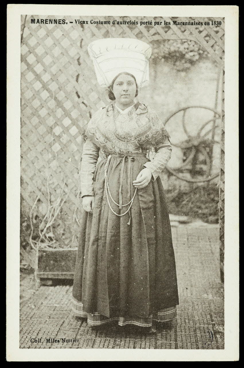 estampe MARENNES. - Vieux Costume d'autrefois porté par les Marennaises en 1830 1943.25.2 Photo