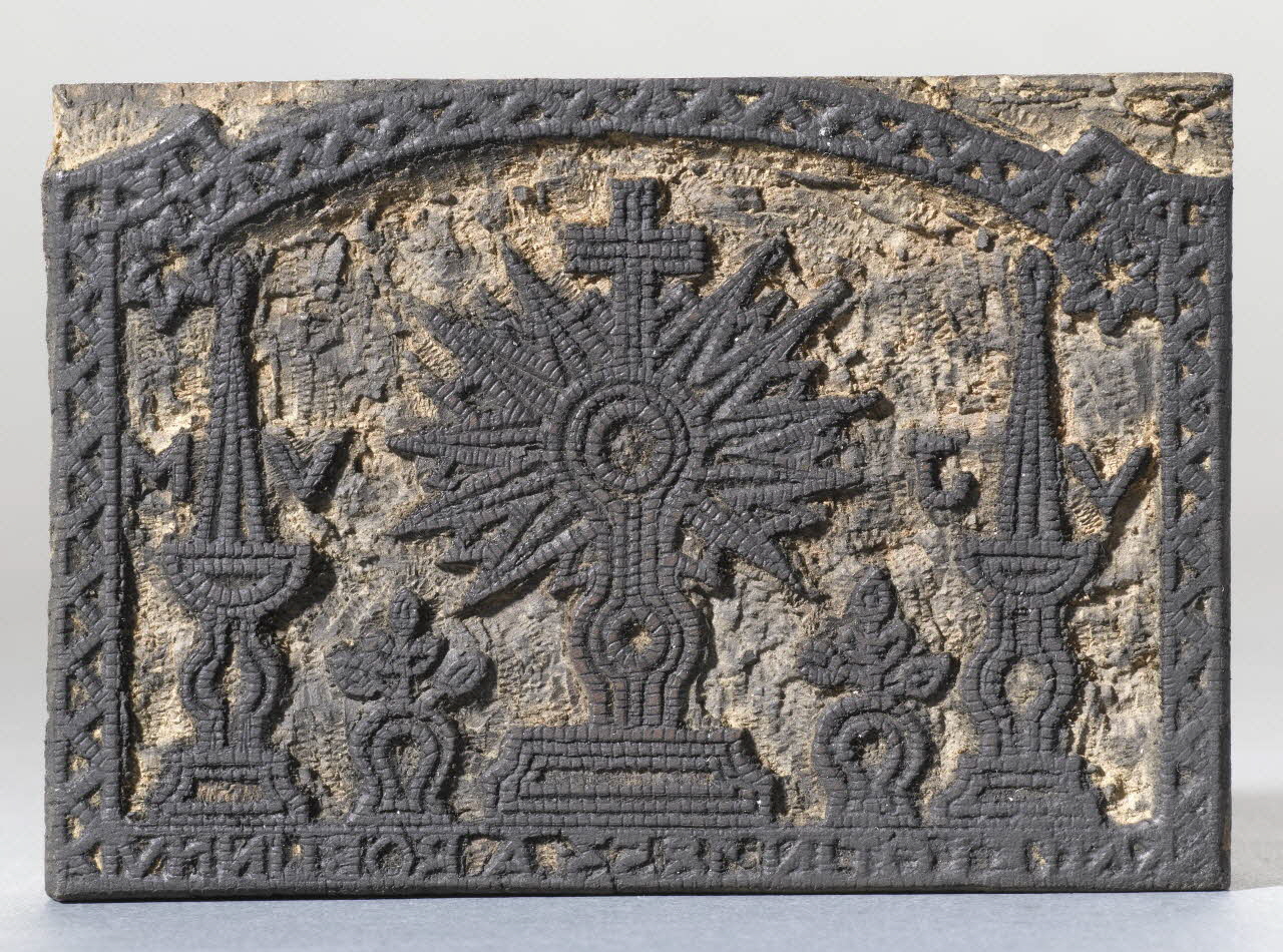 bois d'impression autel avec un ostensoir entouré de deux cierges 1971.34.2 Photo RMN-Grand Palais (Mucem)