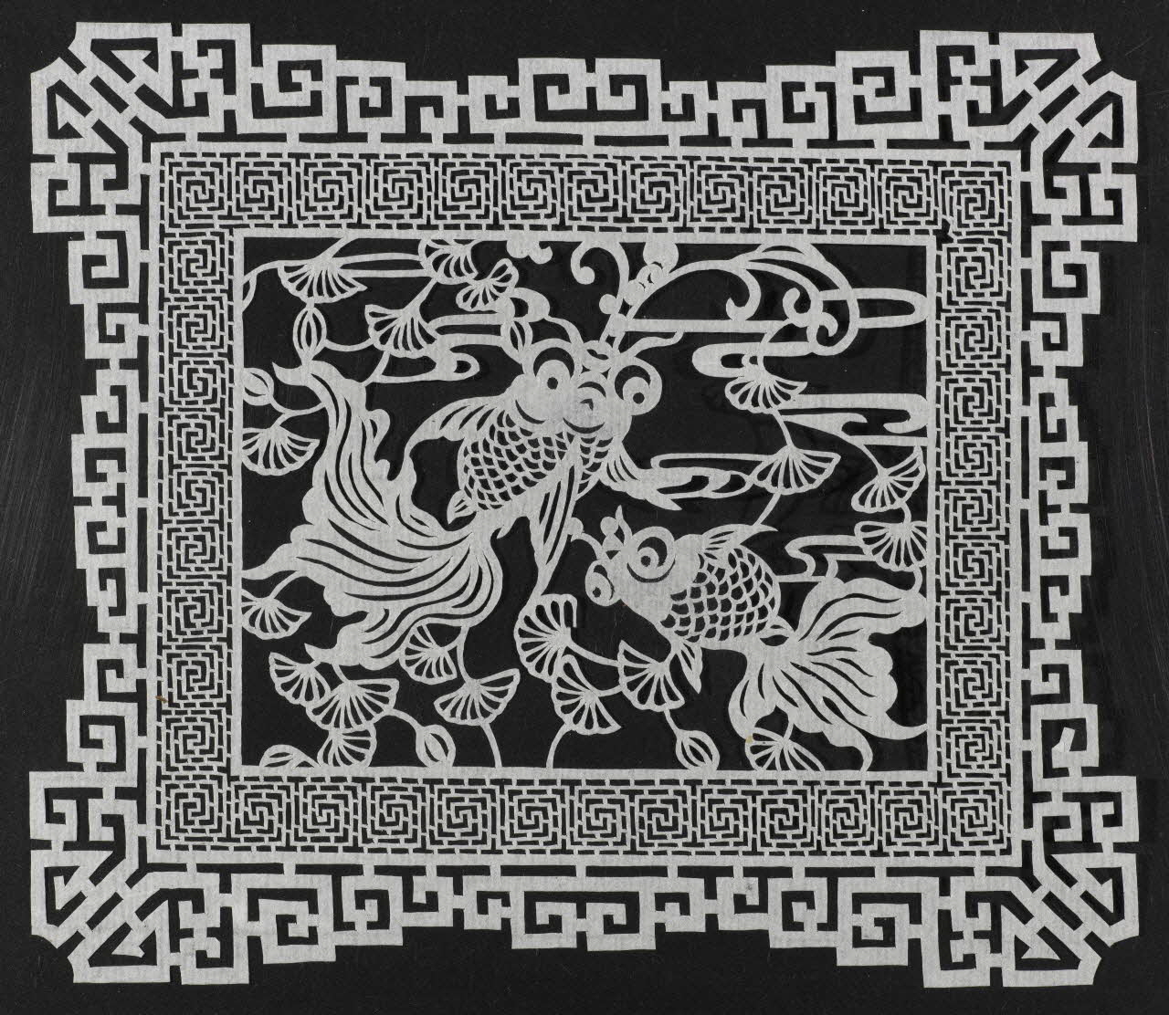 découpage, canivet Poissons et plantes aquatiques dans un décor géométrique 1990.5.137 Photo RMN-Grand Palais (Mucem)