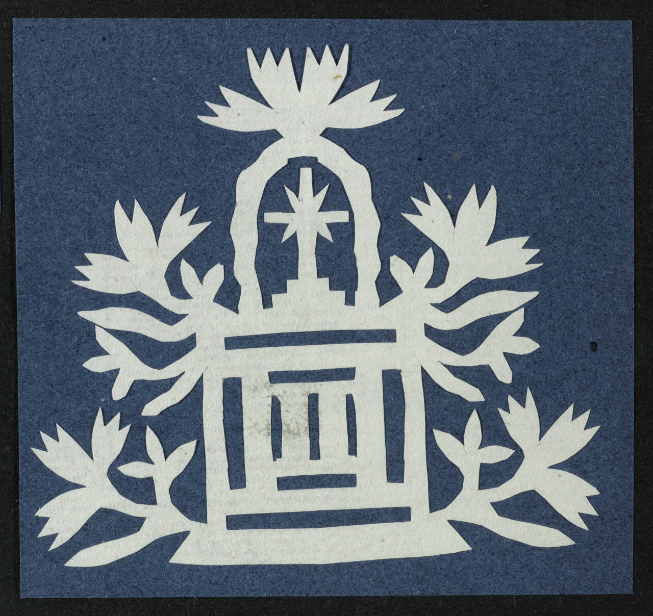 découpage Autel entouré de végétaux stylisés 1990.5.160 Photo RMN-Grand Palais (Mucem)