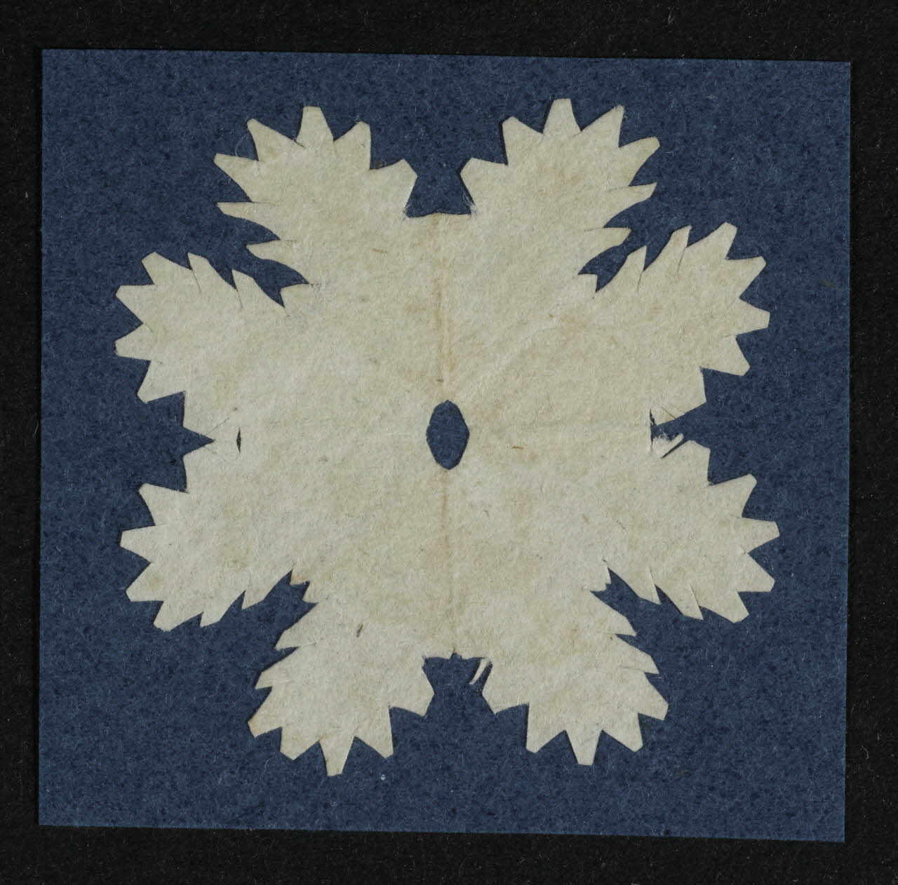 découpage Végétal stylisé 1990.5.169 Photo RMN-Grand Palais (Mucem)